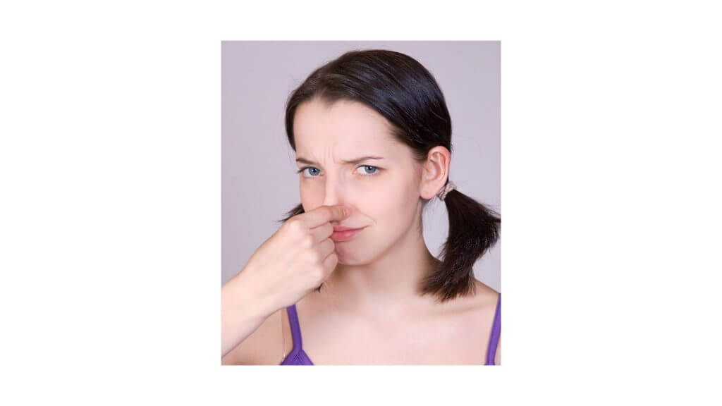 鼻をつまむ女性の写真