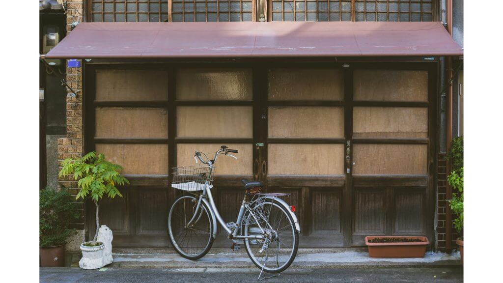 家の前に自転車が停まっている写真